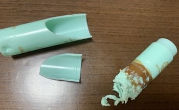 犬が食べてしまったリップクリームとリップの容器